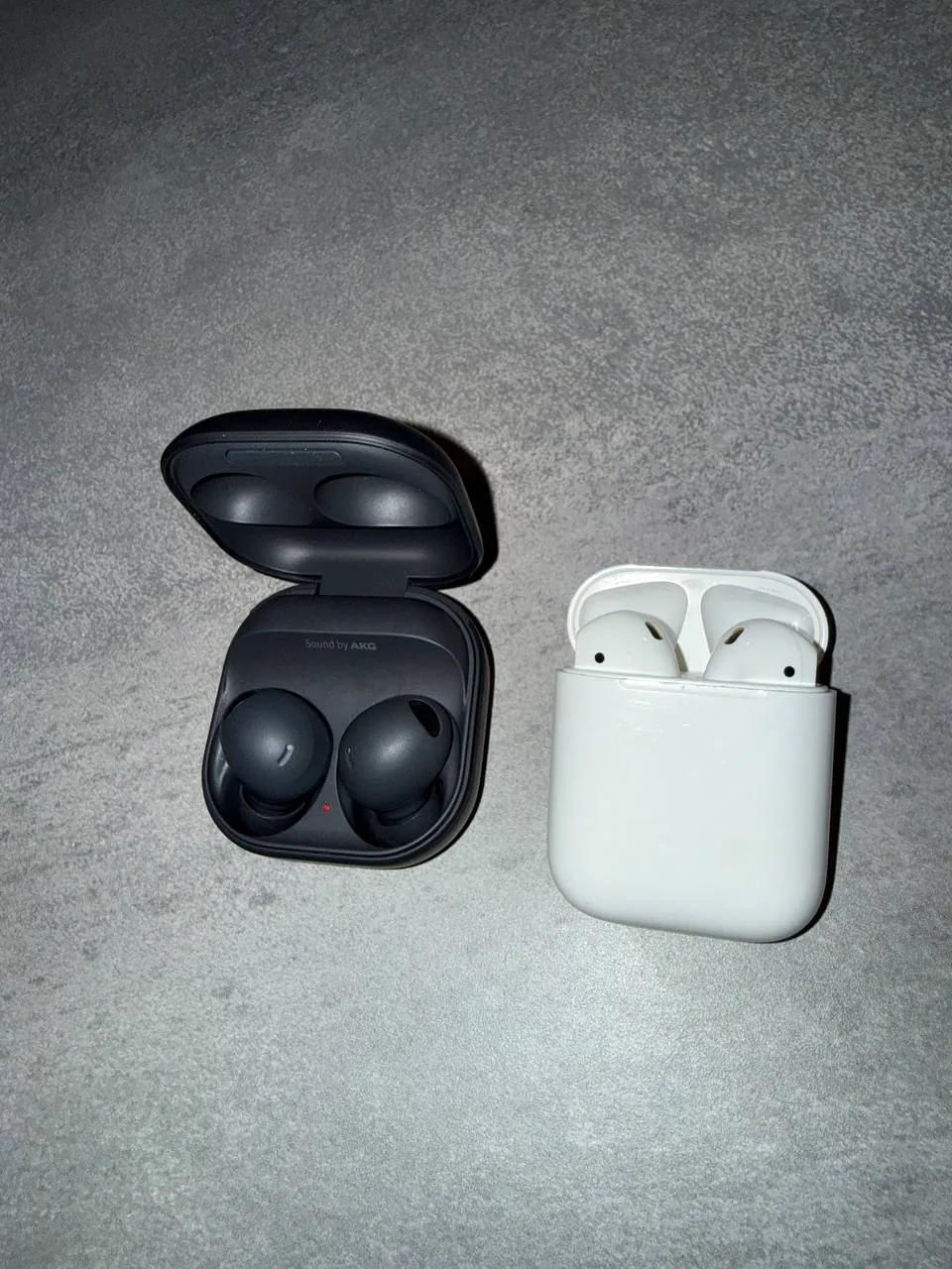 Наушники AirPods 2 и Samsung Buds2 Pro 2