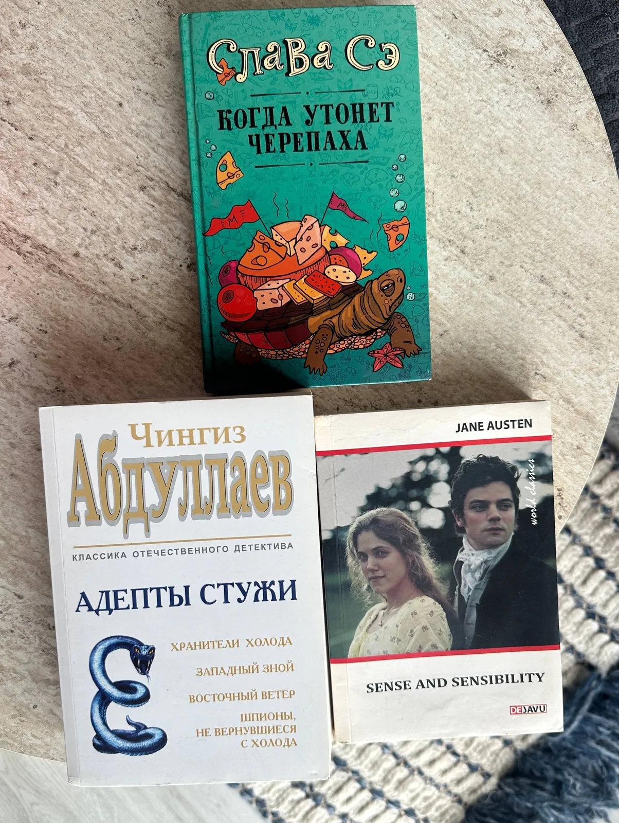Книги и объектив Canon EF 50mm 1.8 1
