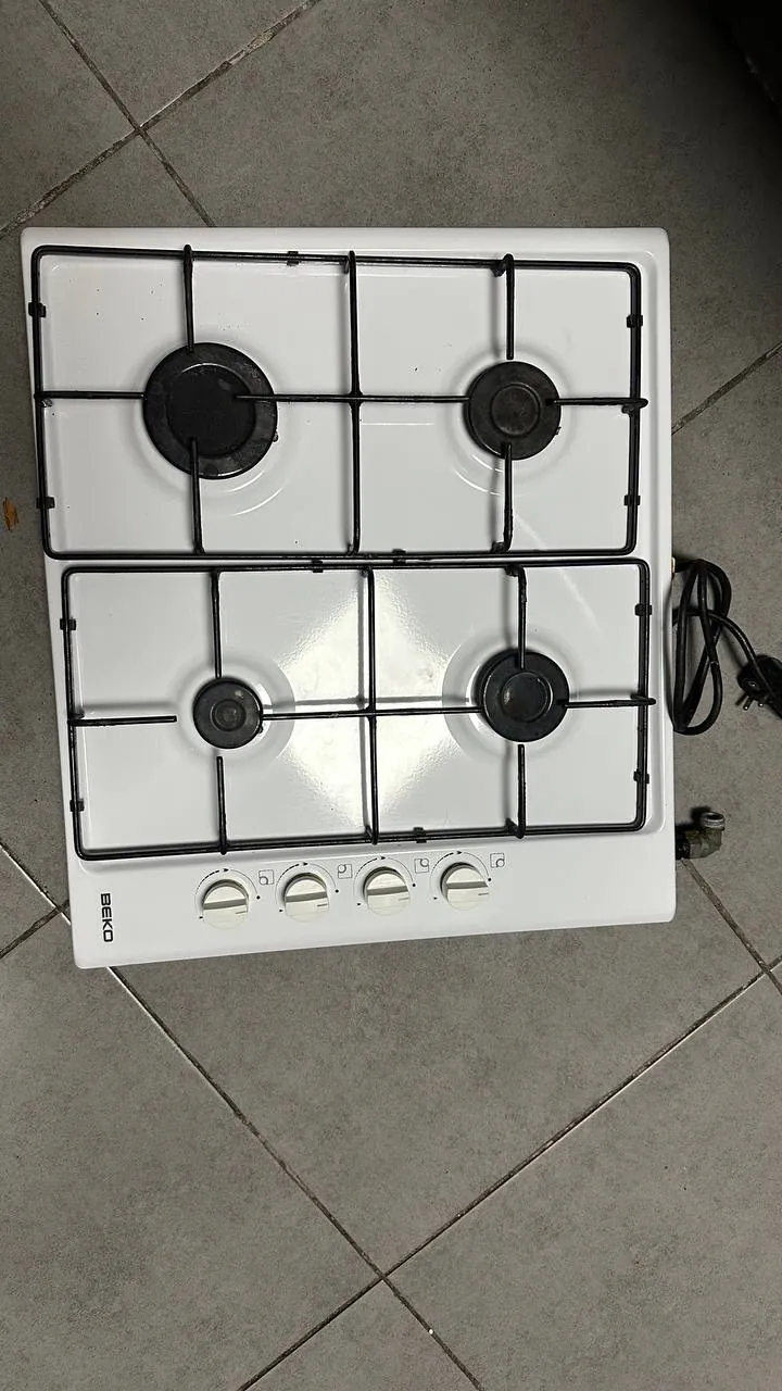 Газовая плита с четырьмя конфорками 4