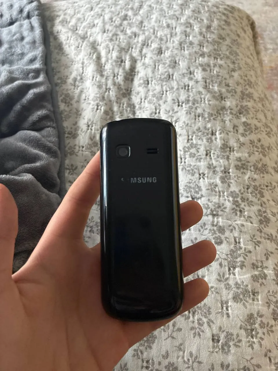 Кнопочный телефон Samsung с зарядным устройством 2