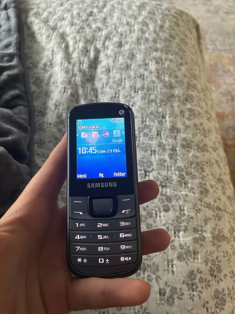 Кнопочный телефон Samsung с зарядным устройством 1