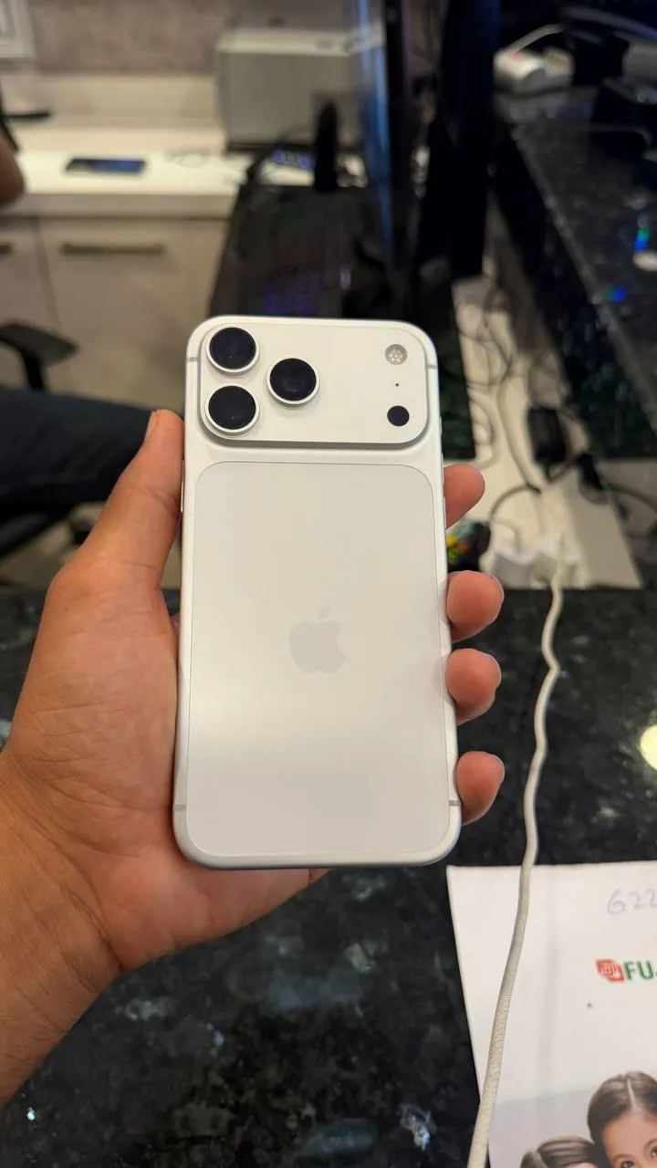 IPhone 17 Pro Max 256GB с батареей 100% 2