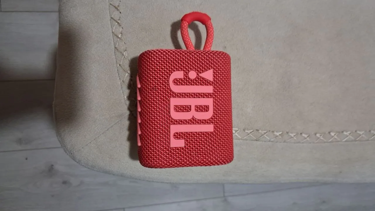 Колонка JBL в рабочем состоянии 1