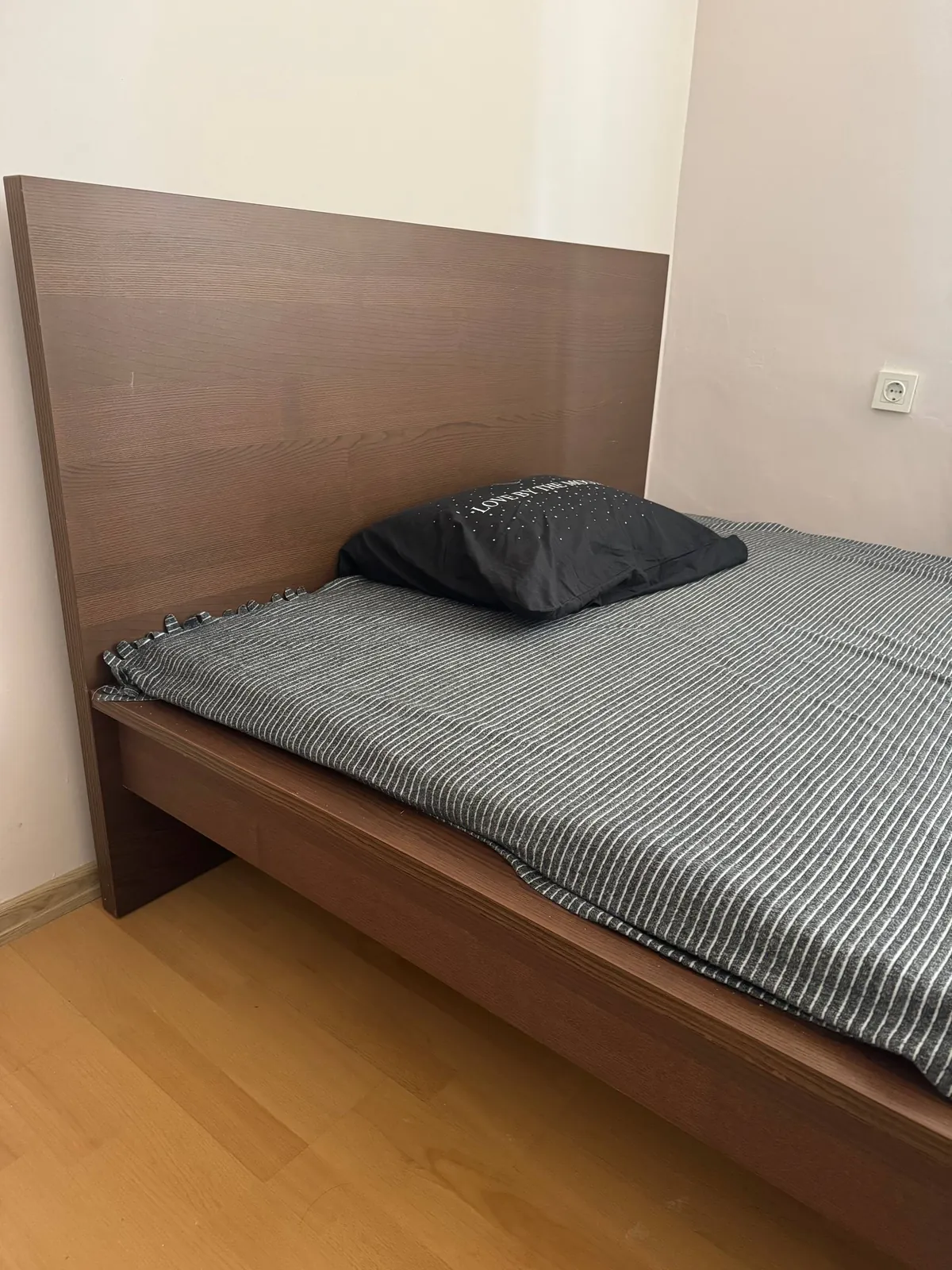 Двухспальная кровать IKEA с матрасом 2