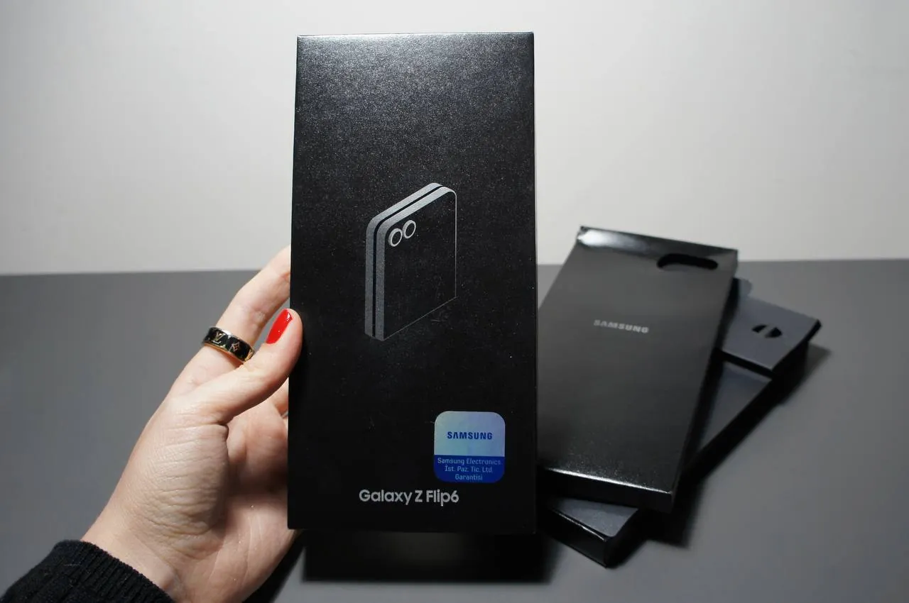 Samsung Galaxy Z Flip6 256 ГБ в идеальном состоянии 4