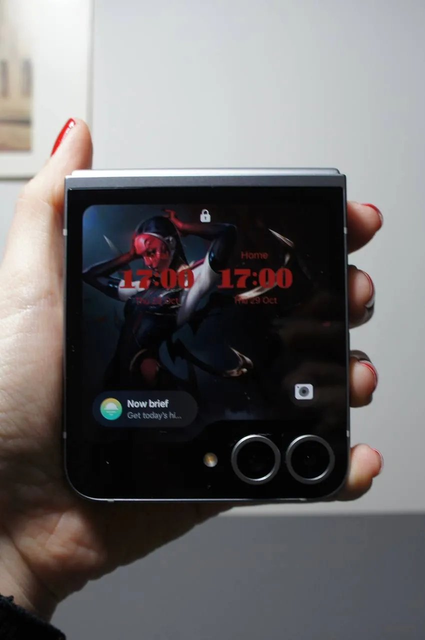 Samsung Galaxy Z Flip6 256 ГБ в идеальном состоянии 3