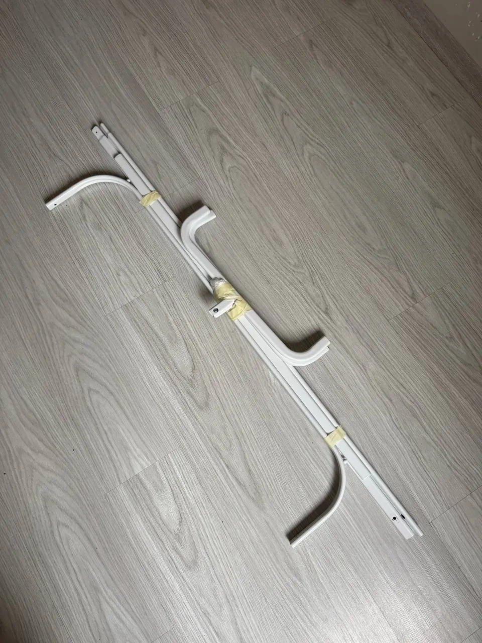 Белая напольная вешалка-стойка IKEA Mulig 1