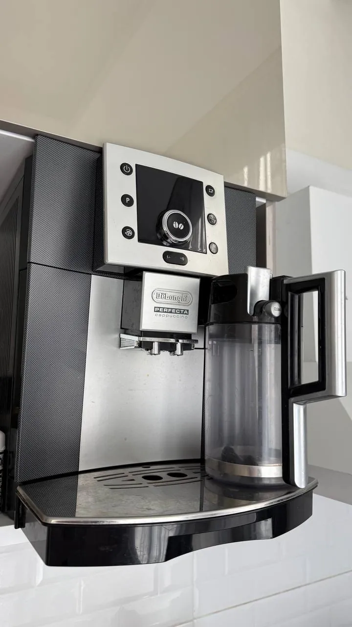 Кофемашина DeLonghi Perfecta с мелкой неисправностью 2