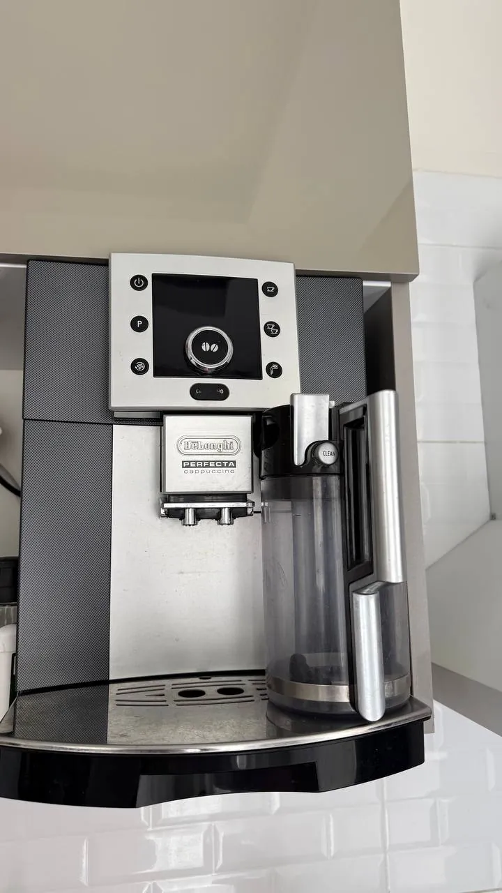 Кофемашина DeLonghi Perfecta с мелкой неисправностью 1