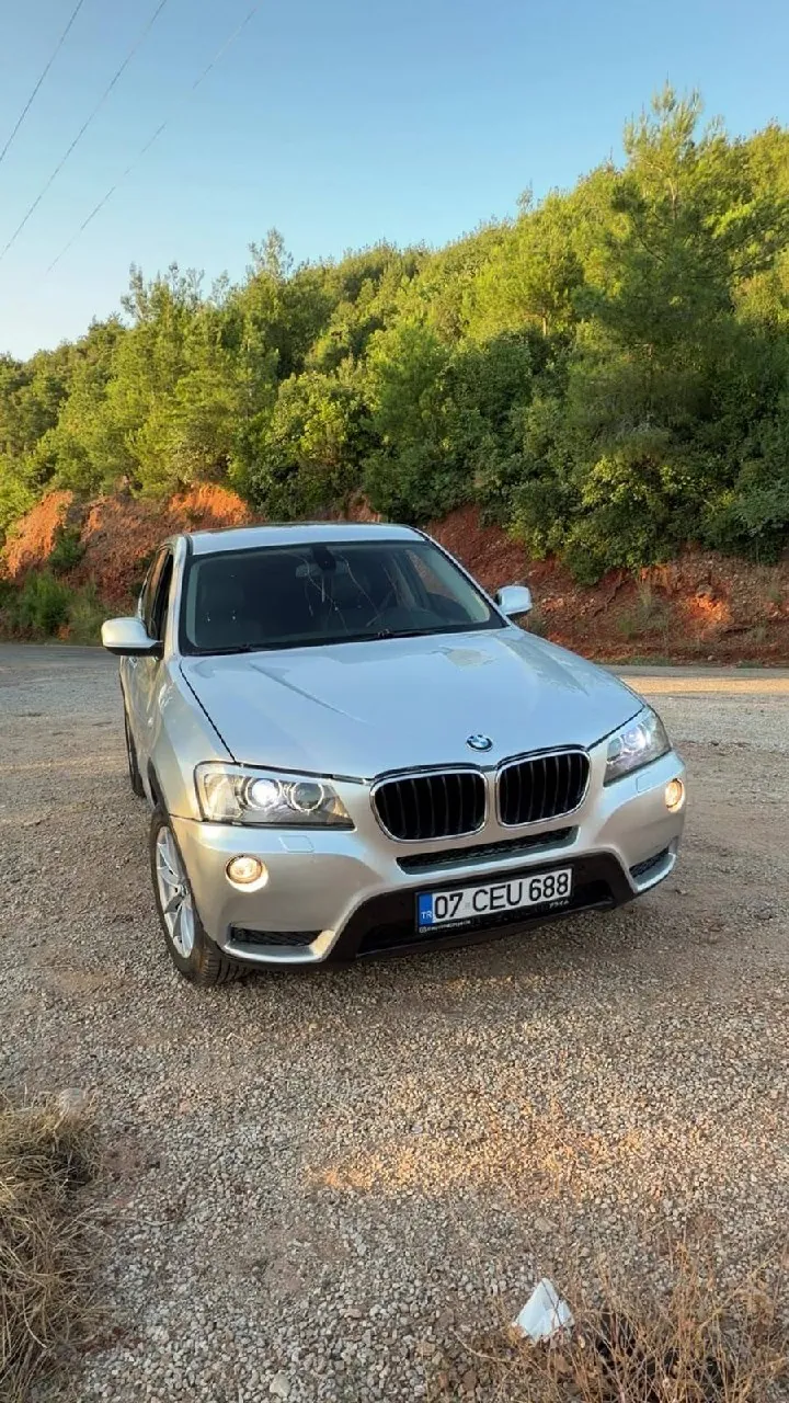 BMW X3 2011 года с заменённым капотом 1