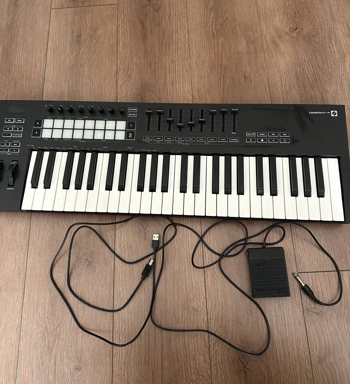 MIDI-клавиатура Novation Launchkey 49 MK3 1