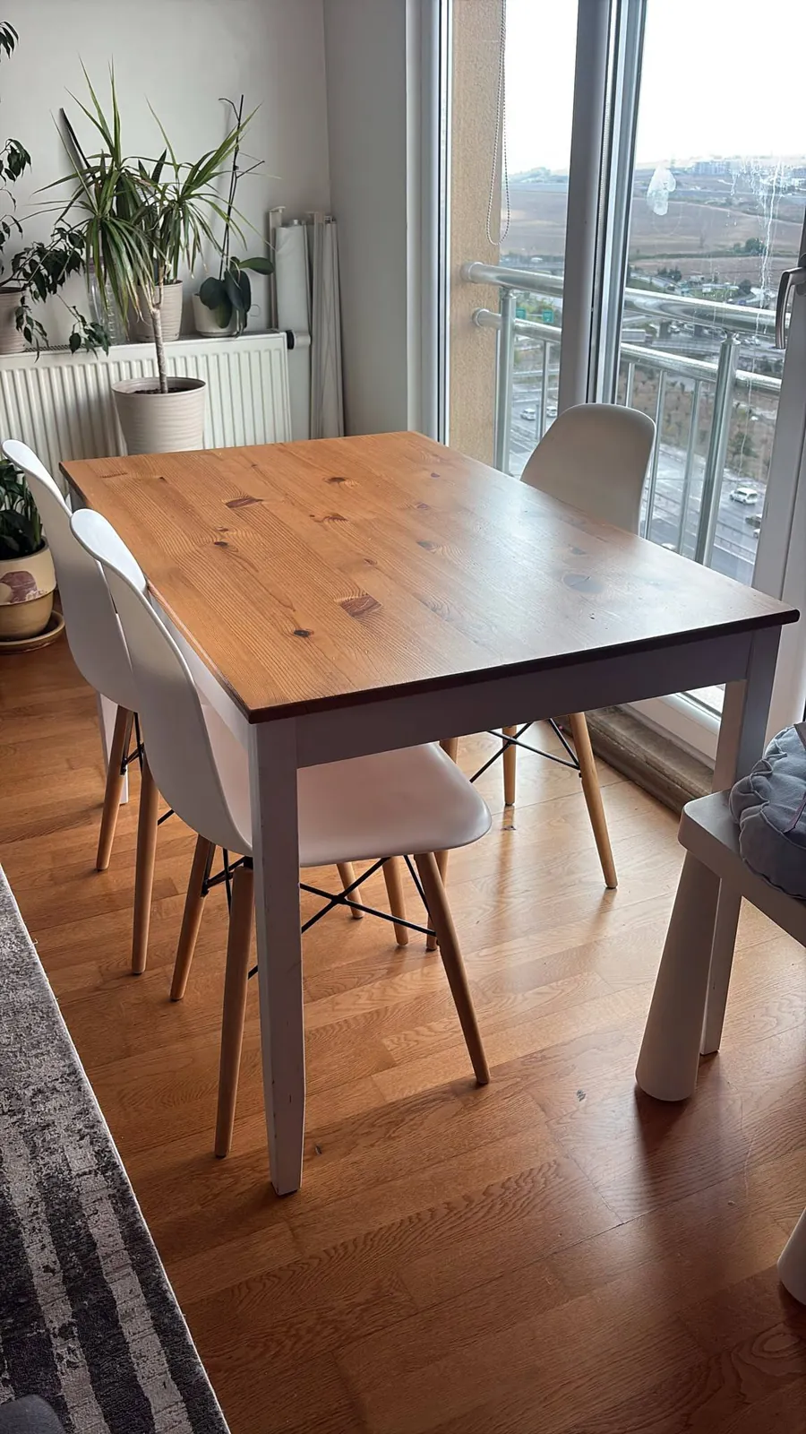 Стол IKEA с тремя стульями в Стамбуле 1