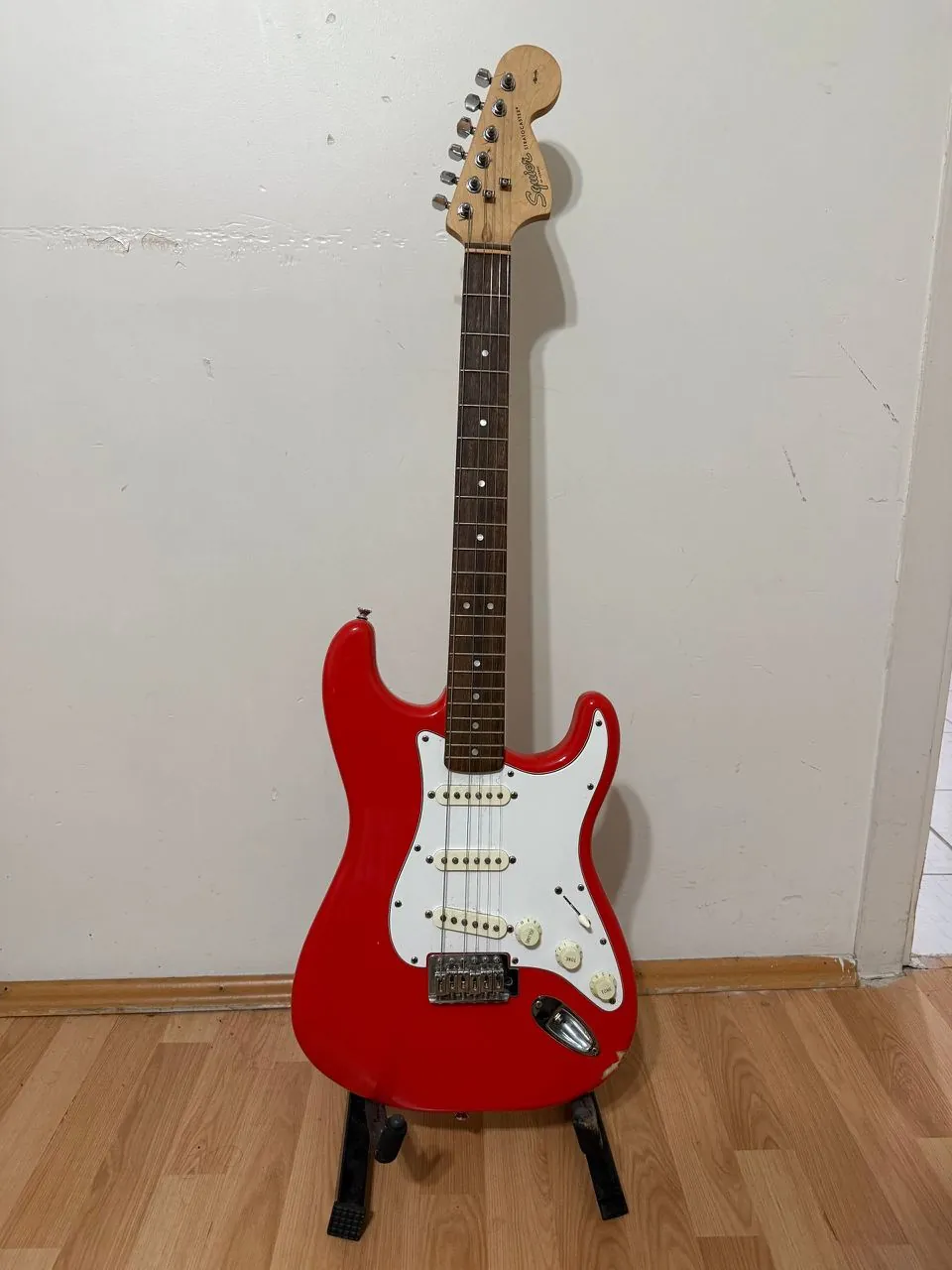 Электрогитара Squier Stratocaster 2019 года 1