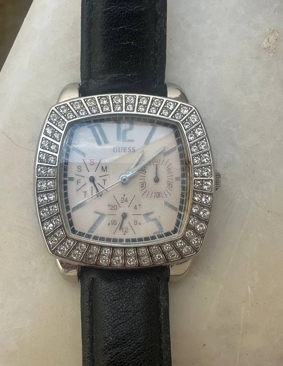 Наручные часы Guess с кожаным ремешком 1
