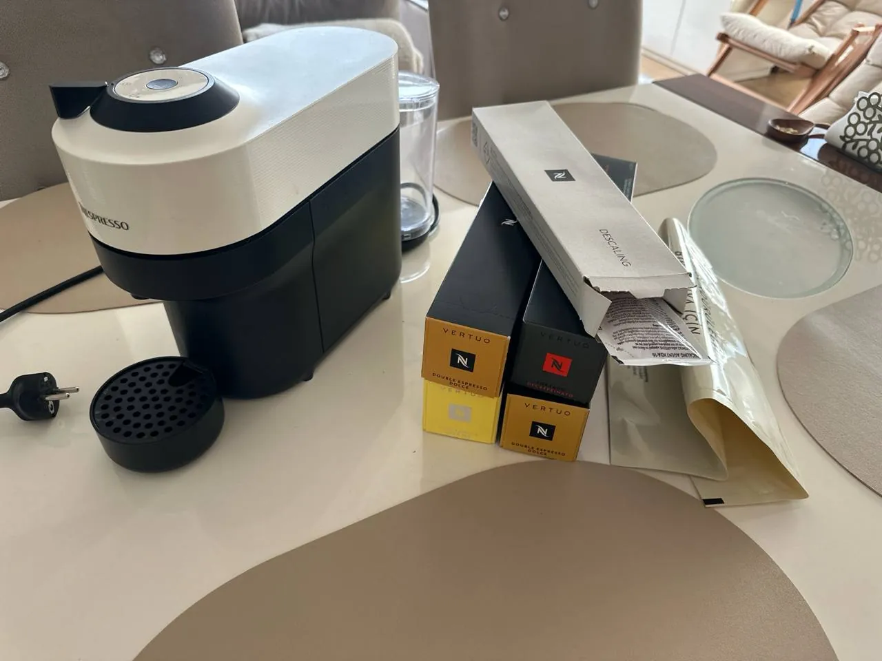 Кофемашина Nespresso Vertuo Next с капсулами 1