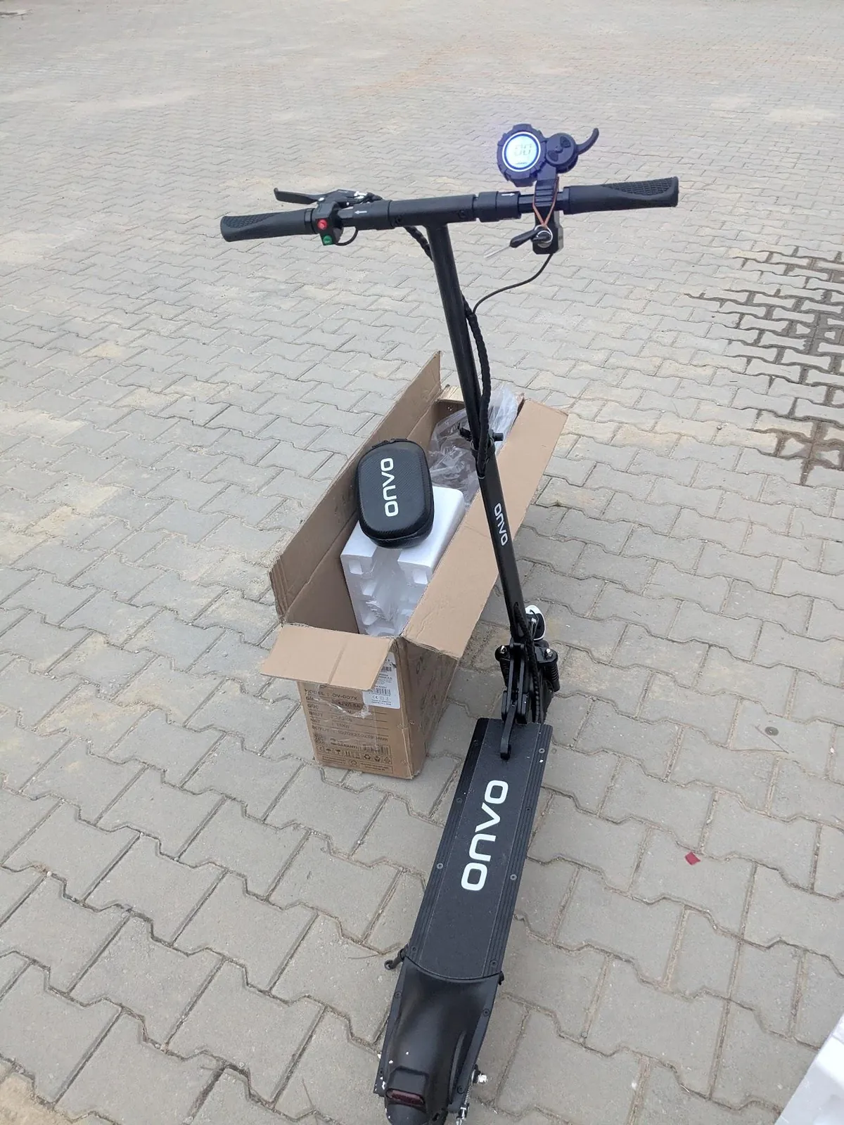 Новый электросамокат Onvo 007X с шлемом 1