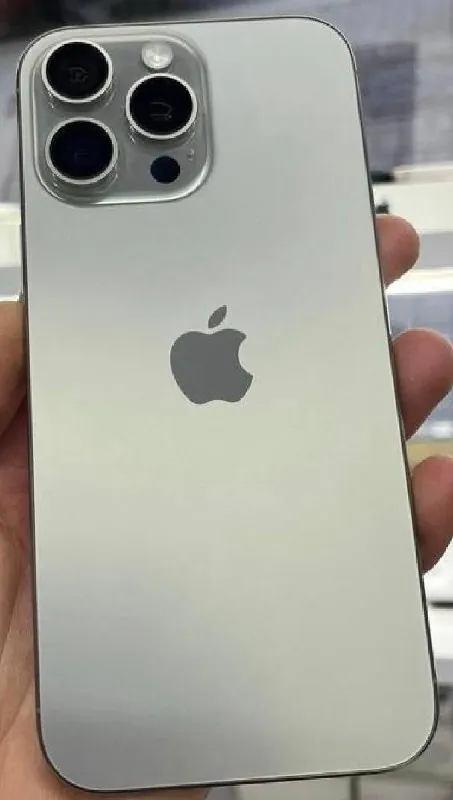 IPhone 15 Pro Max 256 ГБ, батарея 87% 1