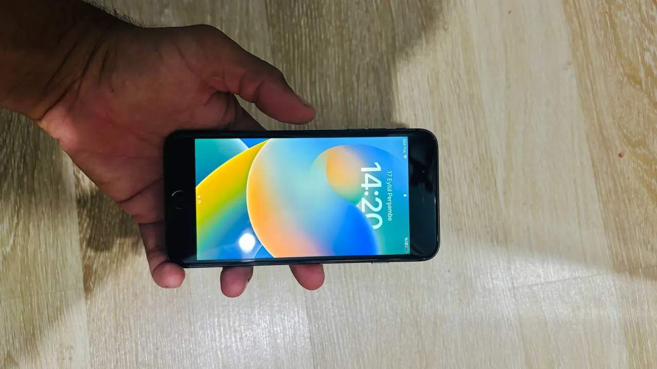 IPhone 8 Plus 64 ГБ, батарея 85% 1