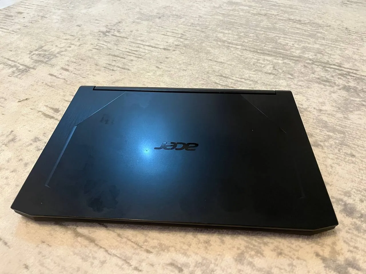 Кресло, монитор LG и ноутбук Acer Nitro 5 8