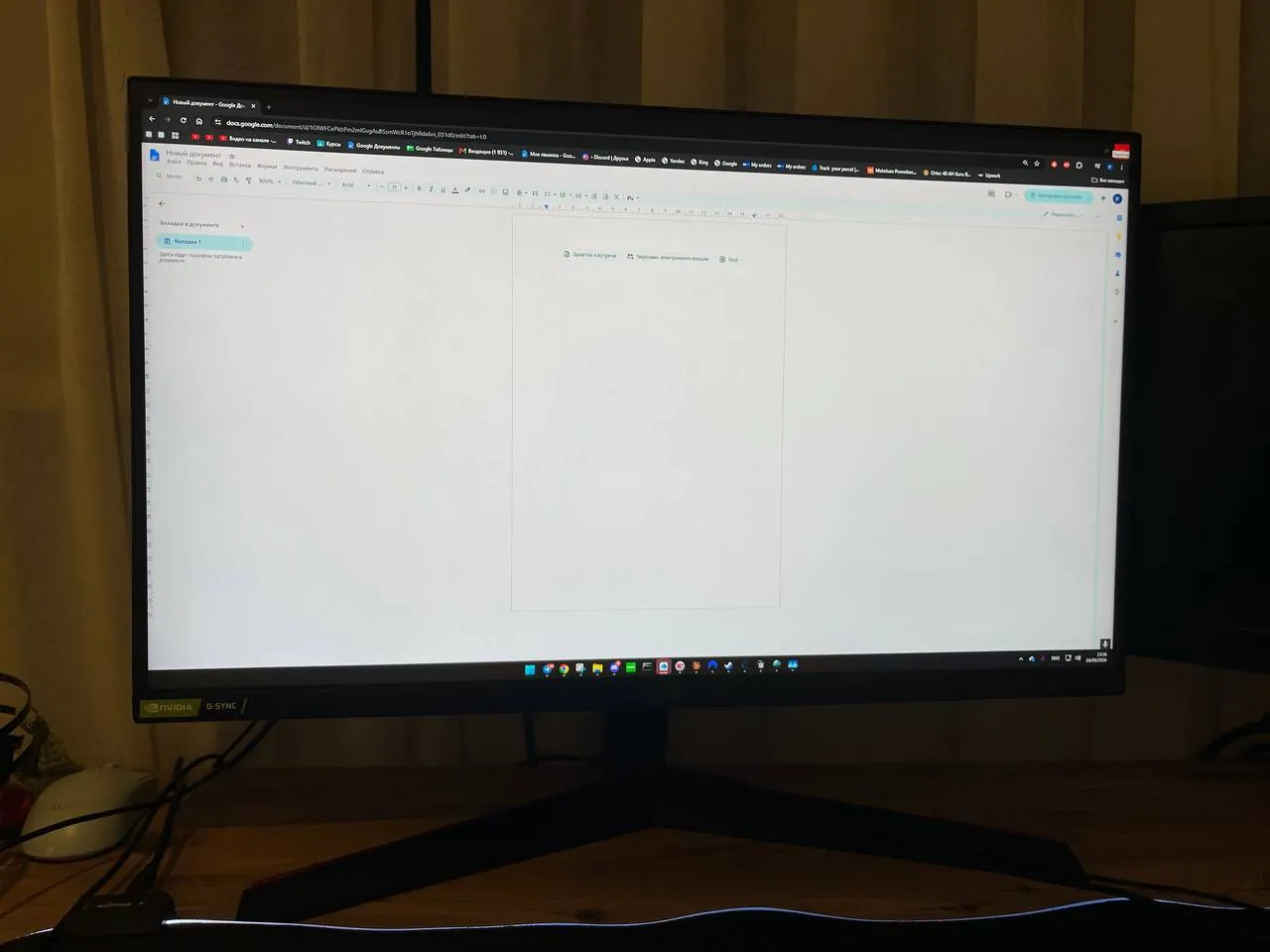 Кресло, монитор LG и ноутбук Acer Nitro 5 5
