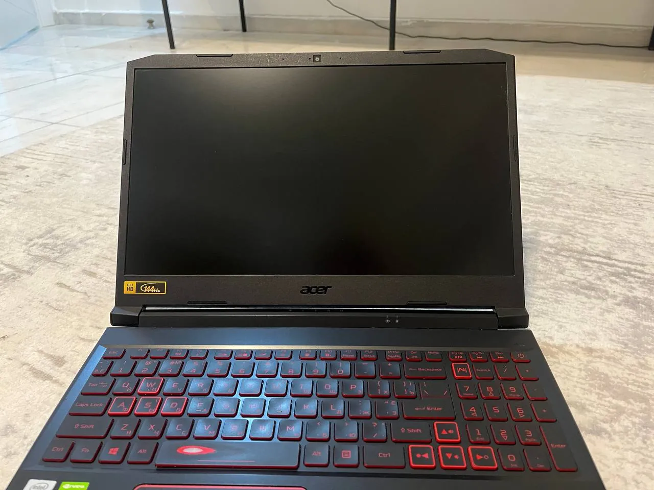 Кресло, монитор LG и ноутбук Acer Nitro 5 9