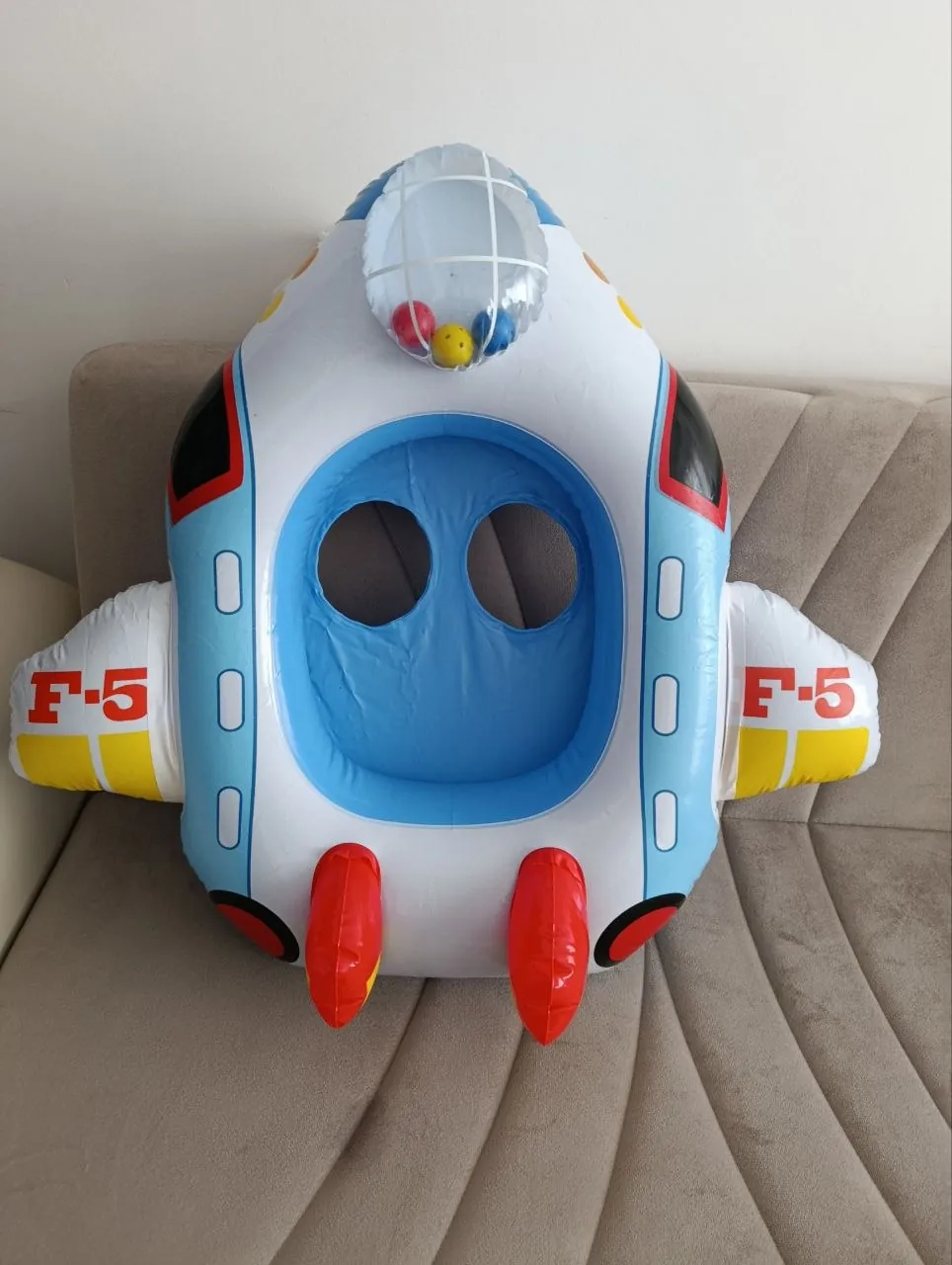 Надувная игрушка и рюкзаки для малыша 1