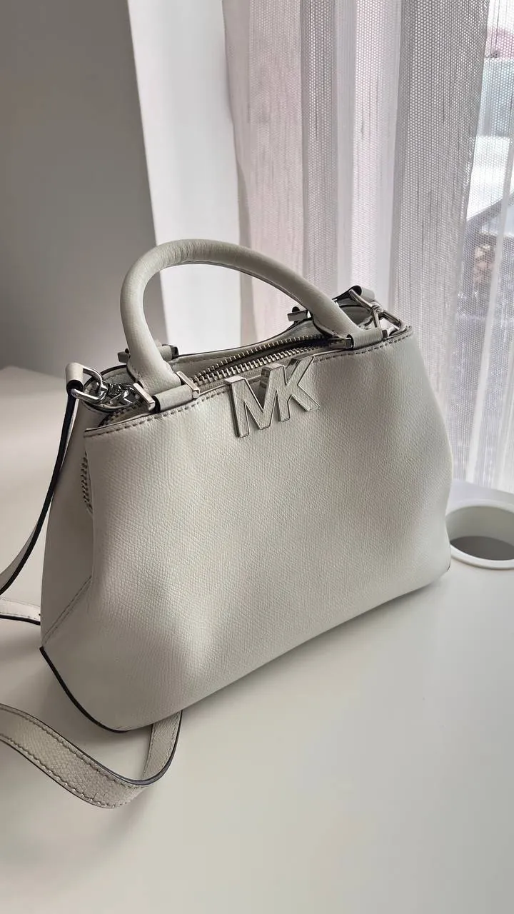 Сумка Michael Kors белого цвета в идеальном состоянии 1