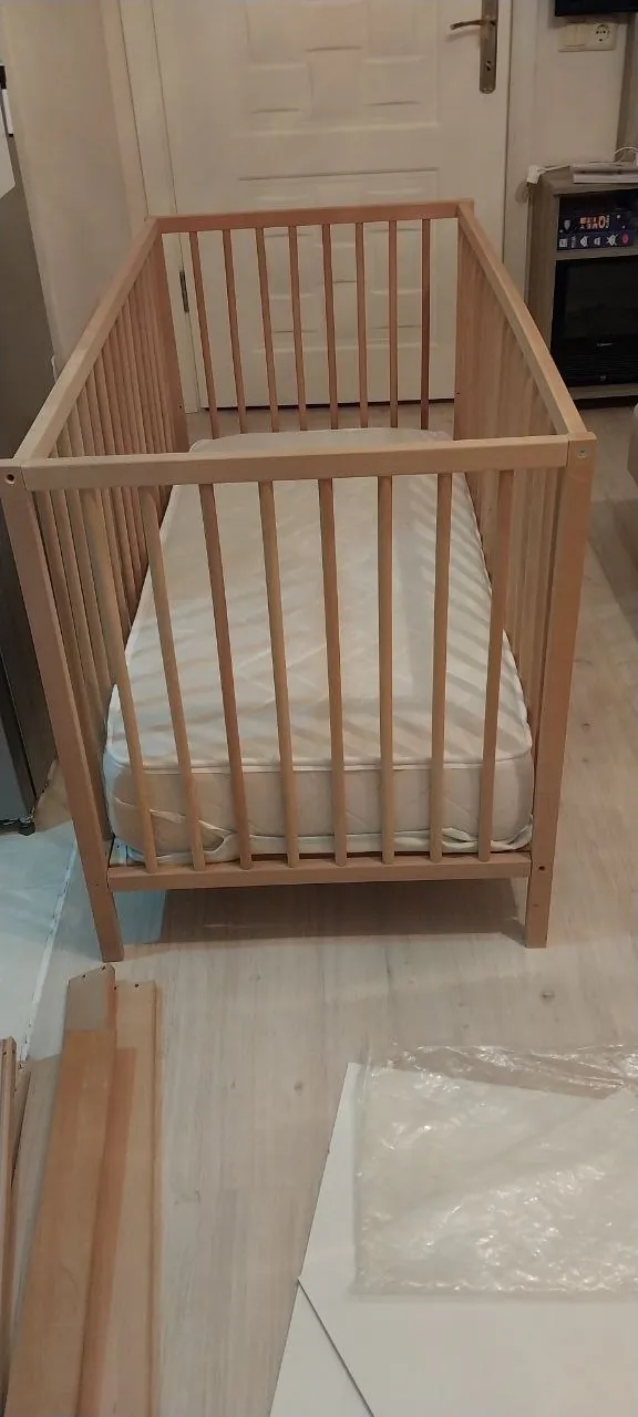 Детская кроватка с матрасом и пеленальным столиком IKEA 5