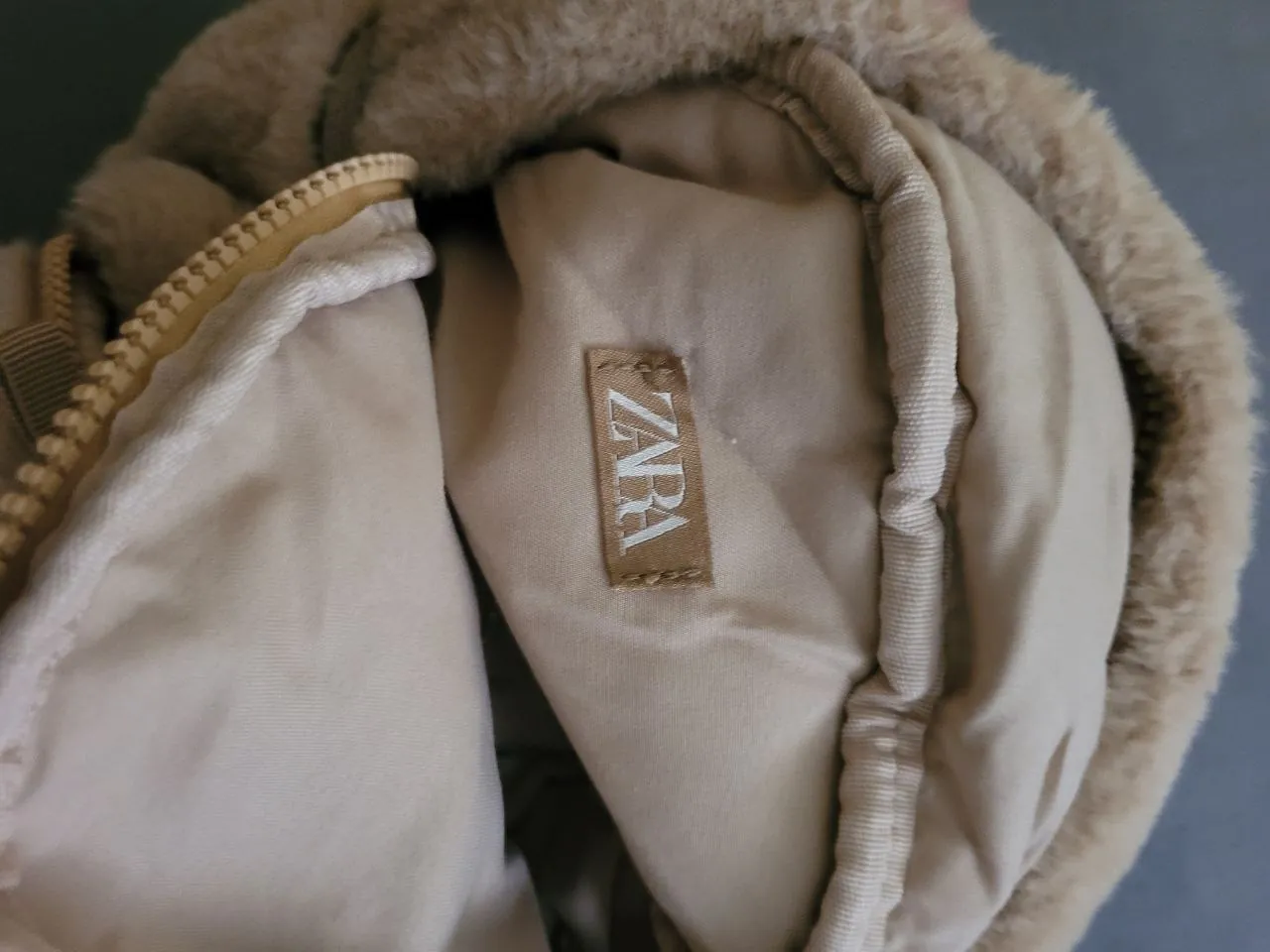 Одежда Zara у метро 4.Levent 2