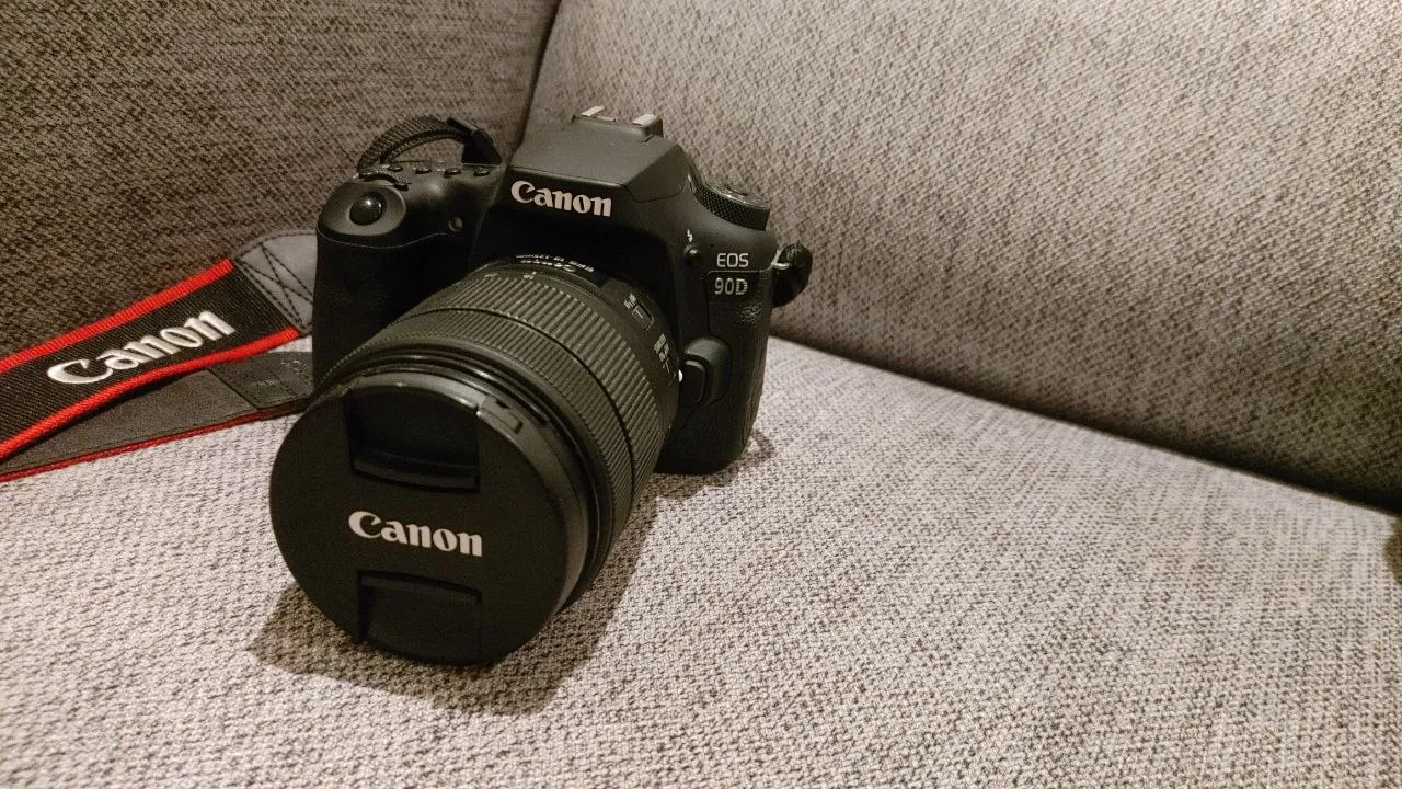 Зеркальный фотоаппарат Canon EOS 90D с объективом 2
