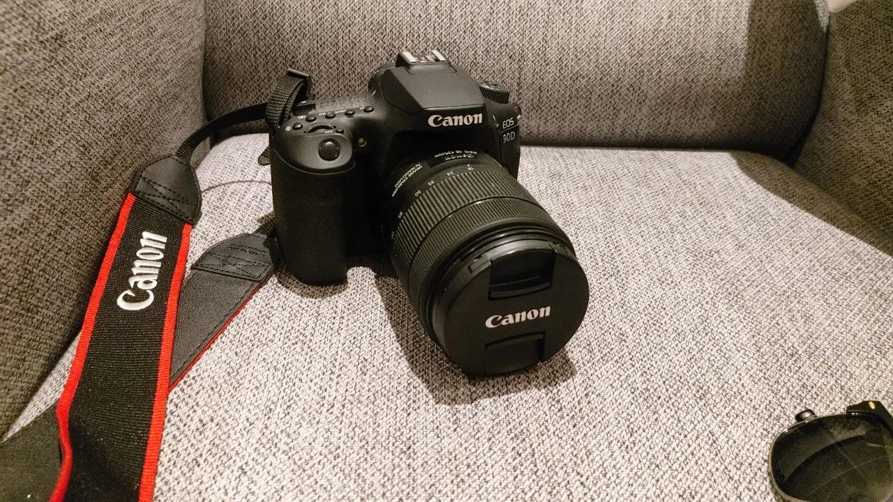 Зеркальный фотоаппарат Canon EOS 90D с объективом 1