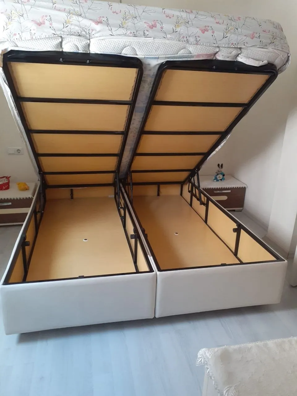 Двуспальная кровать с изголовьем 160×200 см 2