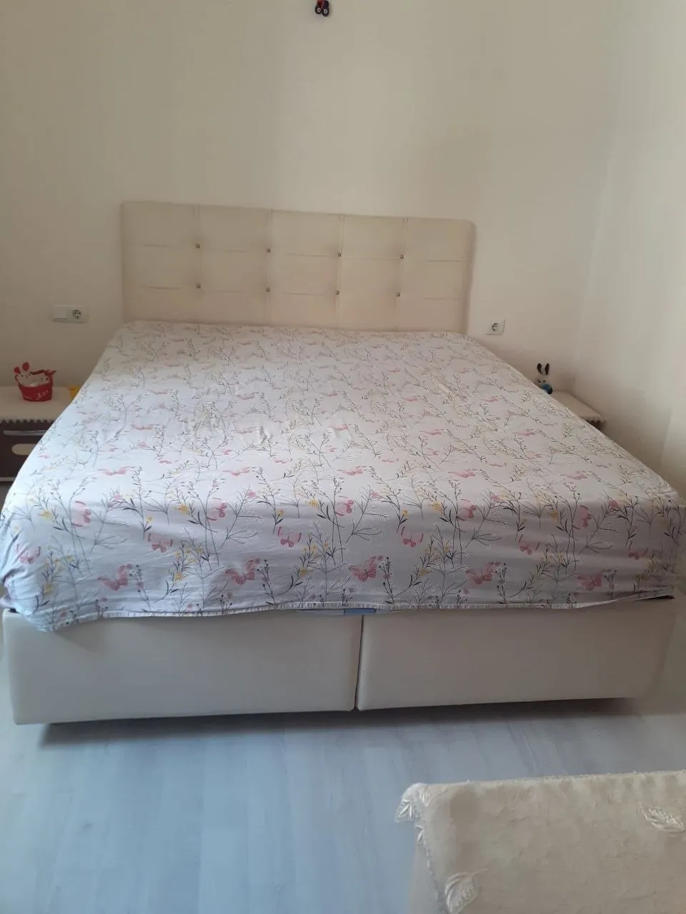 Двуспальная кровать с изголовьем 160×200 см 1