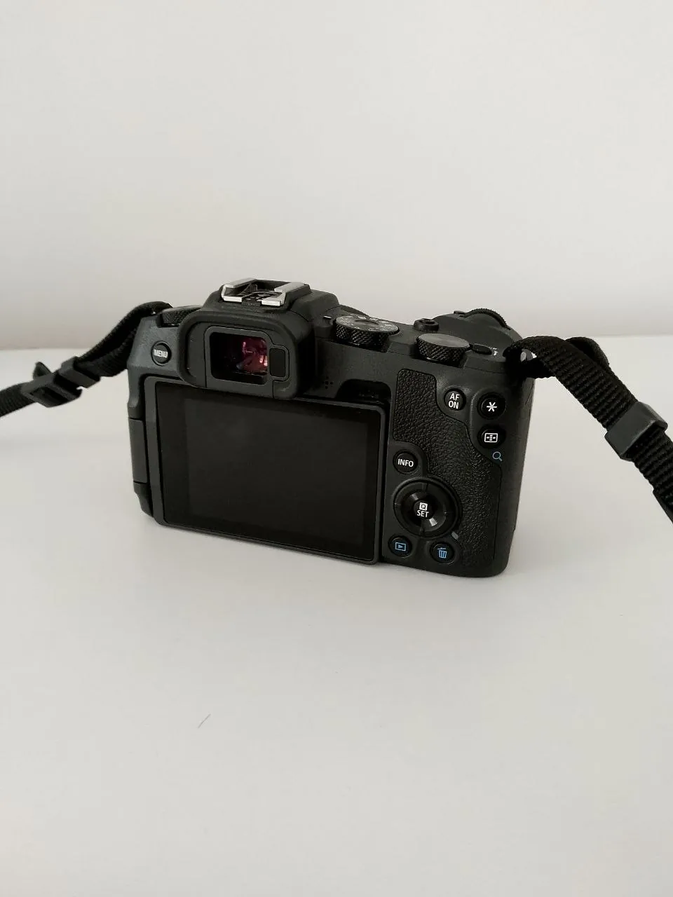Фотоаппарат Canon EOS RP с объективом и вспышкой 1
