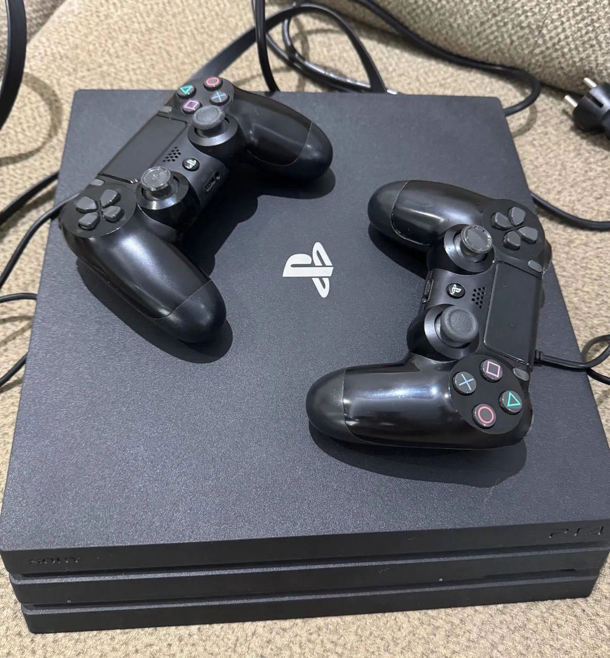 Игровая приставка PlayStation 4 Pro 1TB 1