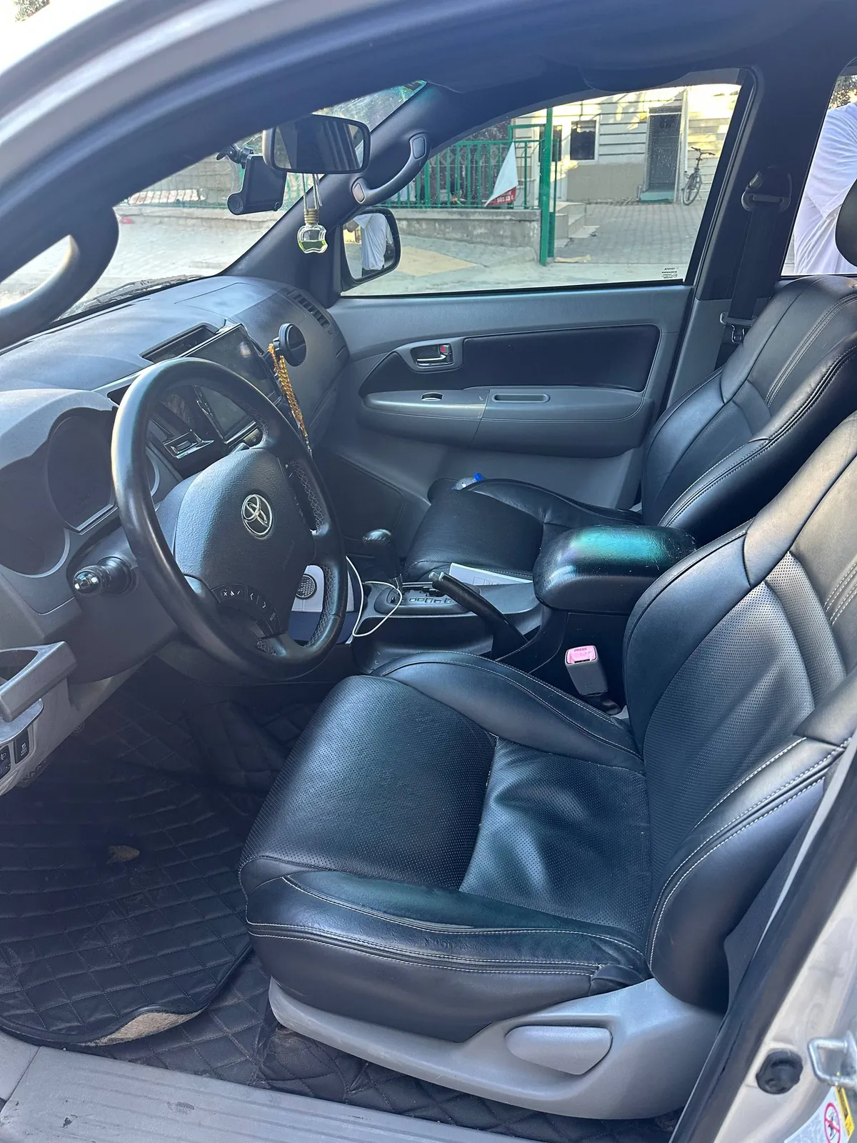 Toyota Hilux 2010 года в хорошем состоянии 3