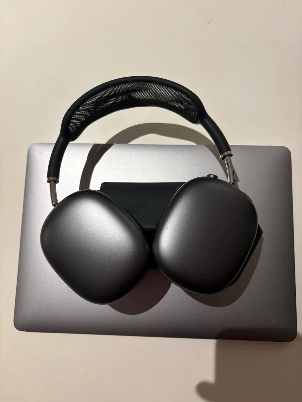 Ноутбук MacBook Air M1 и наушники AirPods Max 4