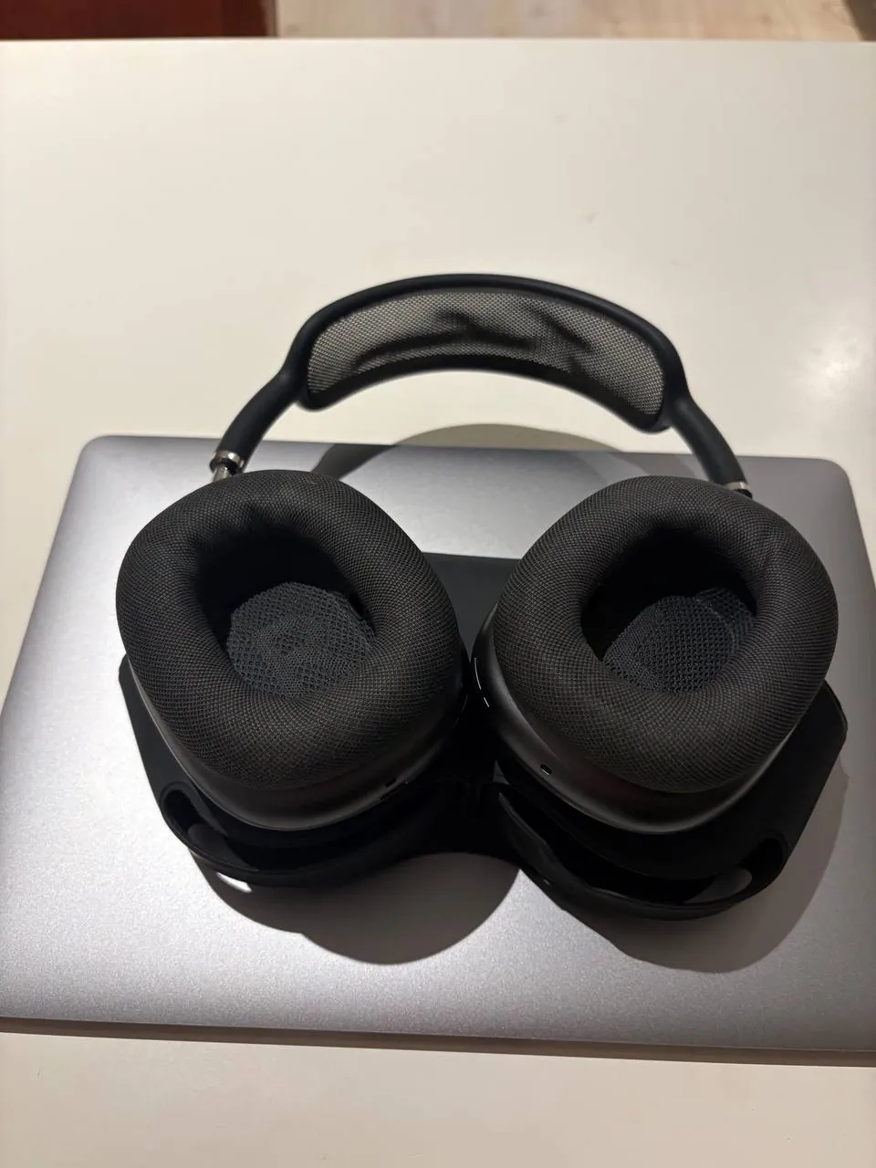 Ноутбук MacBook Air M1 и наушники AirPods Max 5