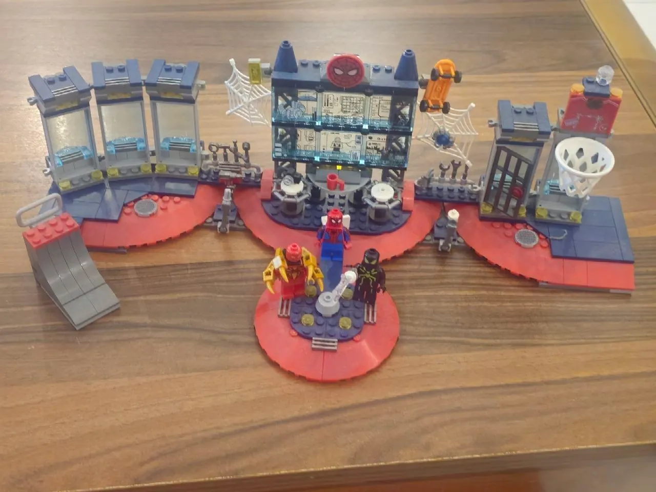 Конструктор LEGO Marvel и Minecraft 8