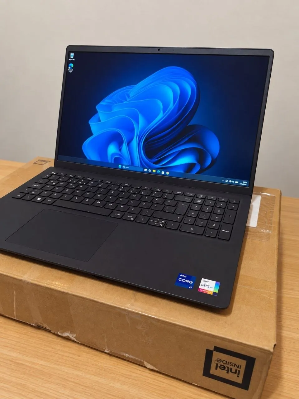Ноутбук Dell Vostro 3520 i7 32GB RAM 1